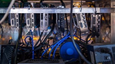 Yakın çekim bitcoin incelemesi için çalışan bilgisayarın grafik kartı