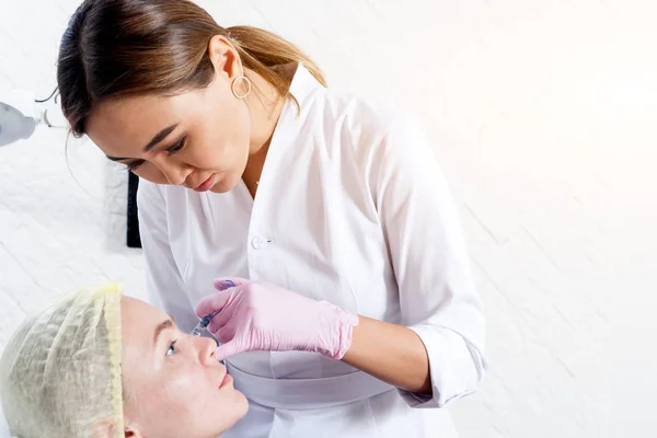 Close Jovem Cosmetician Médico Jaleco Branco Luvas Estéreis Faz Injeção — Fotografia de Stock