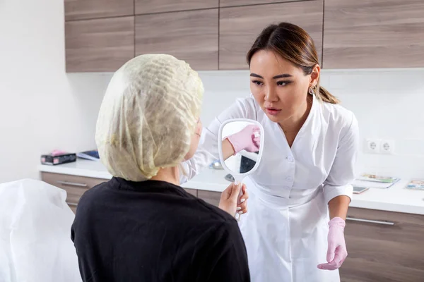 Mujer Morena Médico Esteticista Muestra Mujer Resultado Del Procedimiento Cosmetología — Foto de Stock