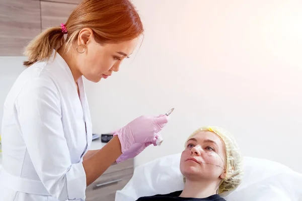 Jovem Cosmetician Médico Jaleco Branco Luvas Estéreis Faz Injeção Ácido — Fotografia de Stock