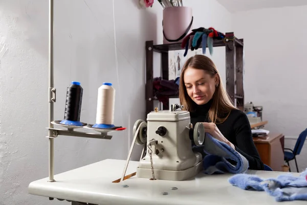 Young Woman Skinner Sewing Fur Coat Furrier Factory Neck Fur — Stock Photo, Image