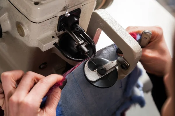 Close Van Mooie Vrouw Skinner Bontwerker Werk Sewing Machine Voor — Stockfoto