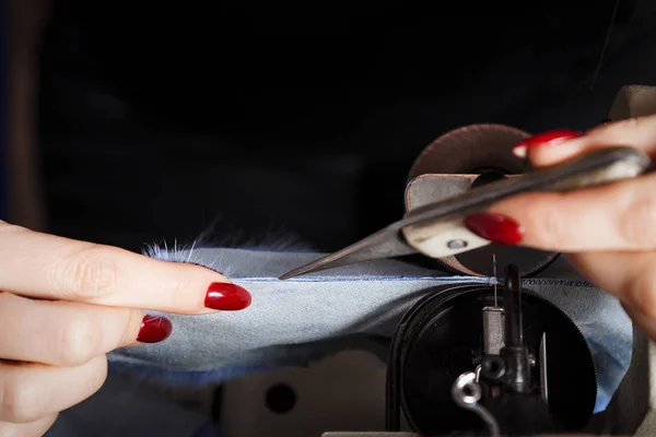 Szczegół Młodą Kobietę Kuśnierza Cięcia Nożem Specjalne Oznaczone Futro Dokonywanie — Zdjęcie stockowe