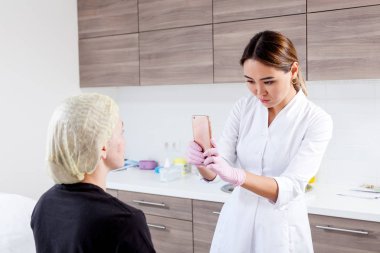 Genç kadın doktor Relax beyaz önlük ve steril eldiven Botox enjeksiyon yordam sonucu fotoğraf arşivi