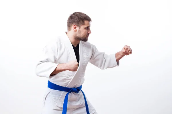 Vechter Van Jonge Man Een Witte Kimono Met Zwarte Gordel — Stockfoto