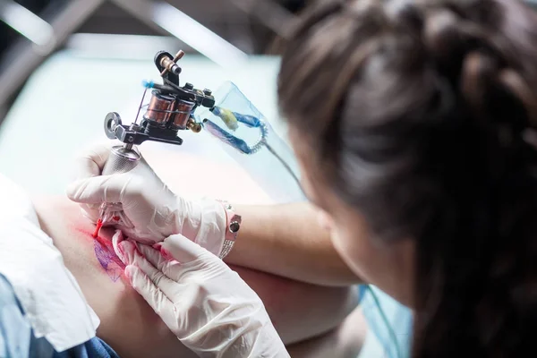 Bonito Artista Tatuagem Mulher Cabelos Escuros Desenhando Uma Tatuagem Para — Fotografia de Stock