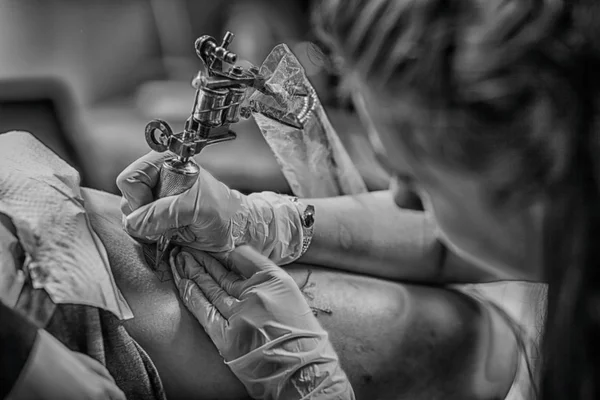 Tatuaje Haciendo Por Artista Profesional Tatuar Mujer Del Cuerpo Utilizando — Foto de Stock