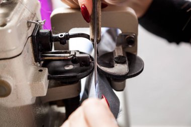 Bir close-up kürk ve deri işleme için bir Sim furrier dikiş makinesi