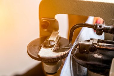 Deri ve kürk için Sim furrier dikiş makinesi bir close-up 