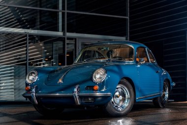 Novosibirsk, Rusya - 16 Haziran 2017: Porsche 356, Porsche showroom yakınındaki. Bir klasik otomobil Novosibirsk bir sokakta fotoğraf