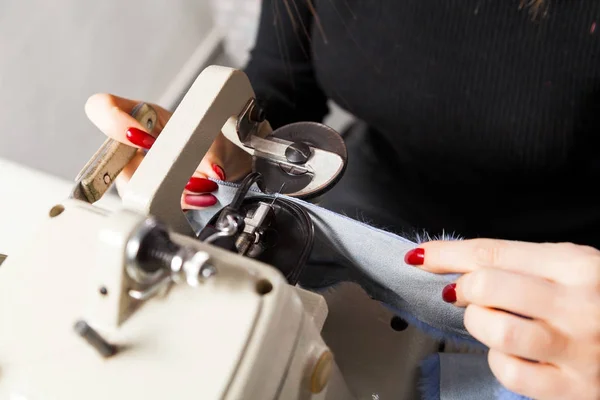 Nahaufnahme Kürschnerin Hantiert Mit Naturfell Nähmaschine — Stockfoto