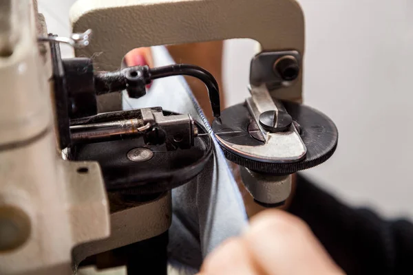 Een Close Van Een White Bontwerker Naaimachine Voor Bont Lederateliers — Stockfoto