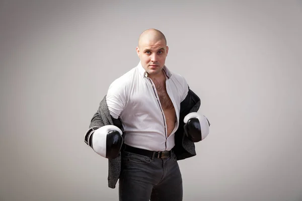 Mladý Holohlavý Muž Rozepnuté Bílou Košili Šedý Oblek Boxerské Rukavice — Stock fotografie