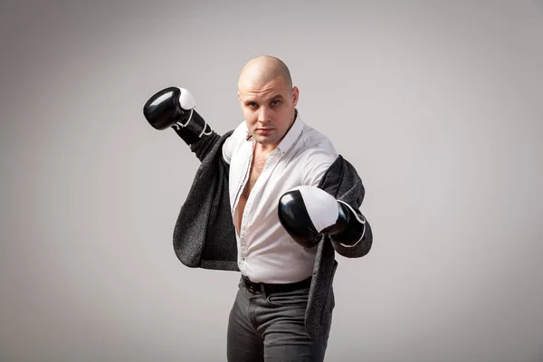 Holohlavý Muž Jistý Manažer Rozepnuté Bílou Košili Šedý Oblek Boxerské — Stock fotografie