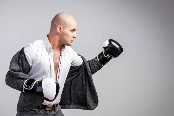 Holohlavý Muž Jistý Manažer Rozepnuté Bílou Košili Šedý Oblek Boxerské — Stock fotografie