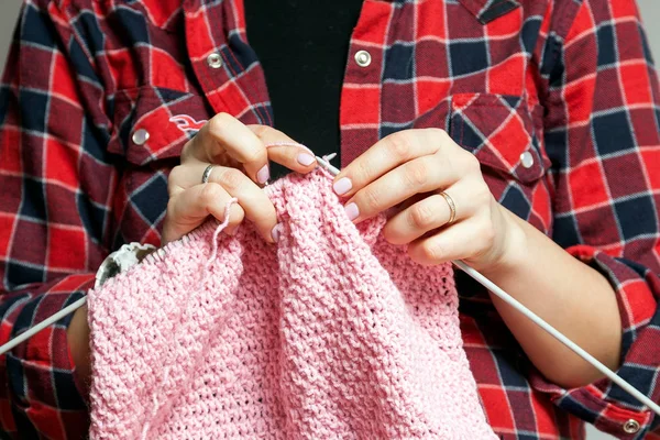 Zbliżenie Młoda Kobieta Plaid Shirt Dzianiny Sweter Dzianiny Naturalne Różowy — Zdjęcie stockowe