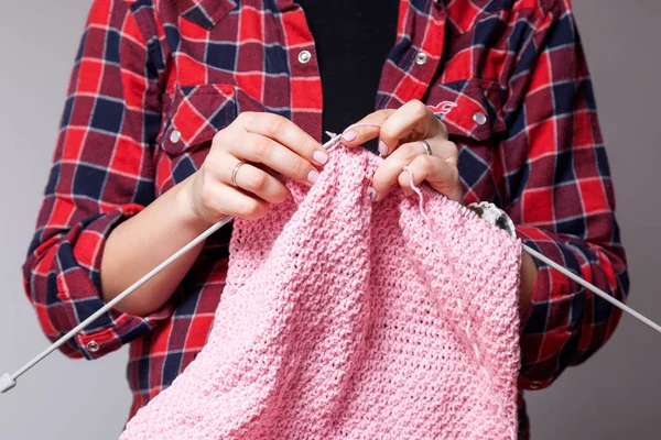 Primo Piano Una Giovane Donna Camicia Scozzese Maglia Con Maglione — Foto Stock