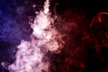 Siyah bir yalıtılmış zemin üzerine mavi ve mor renk kalın renkli duman. Arka plandan vape duman