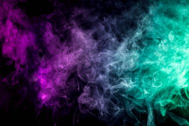 Yeşil ve mavi siyah yalıtılmış zemin kalın renkli duman. Arka plandan vape duman