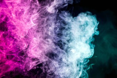 Renkli kırmızı ve mavi duman bulutları koyu arka plan üzerinde. Arka planını duman vape