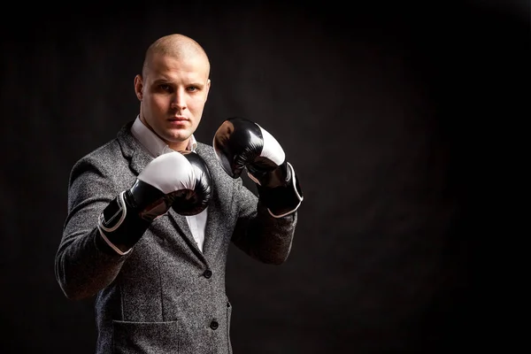 Ein Junger Mann Weißem Hemd Grauem Anzug Boxhandschuhen Sieht Ernst — Stockfoto