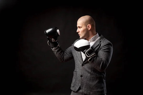 Ein Junger Mann Geschäftsmann Weißem Hemd Grauem Anzug Boxhandschuhen Sieht — Stockfoto