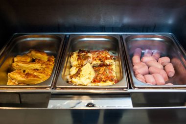 Yakın çekim metal sosis domates, sosis, hamur işleri ile yapılmış omlet ile kendi kendine catering için kase. Otelde kahvaltı