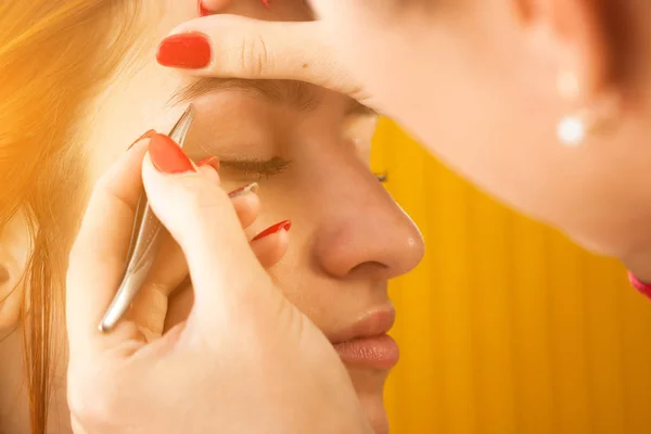 Primer Plano Del Maestro Las Cejas Corrige Forma Cucaracha Con — Foto de Stock