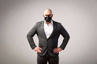 Bir beyaz gömlek, gri takım elbise ve siyah egitimin maskesi bir beyaz izole arka plan üzerinde poz genç bir kel adam