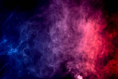 Koyu arka plan üzerinde renkli mor ve mavi duman bulutları