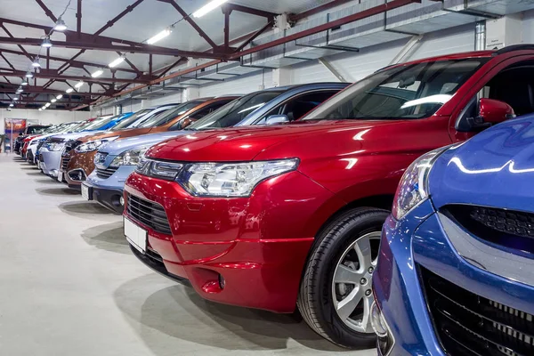 Novosibirsk, Rusya Federasyonu - 12 Şubat 2017: Araç Edilmesidir, şehir kesişim Satılık satırlardır: Mitsubishi, Honda, Mazda, Toyota ve diğerleri