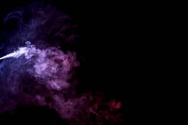 Rosa Und Blaue Rauchwolken Auf Schwarzem Isoliertem Hintergrund — Stockfoto