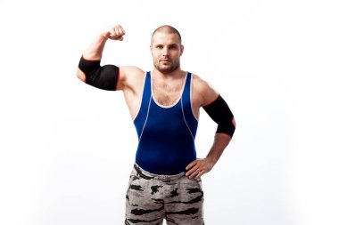 Genç atletik erkek mavi tayt ve siyah dirsek standları ve pazı beyaz izole arka plan üzerinde gösterir