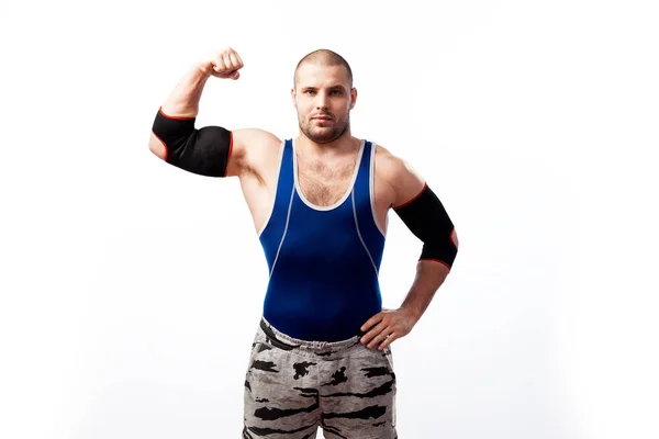 Pemuda Atletik Dengan Celana Ketat Biru Dan Siku Hitam Berdiri — Stok Foto