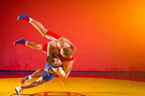 Dos Hombres Jóvenes Medias Lucha Azul Roja Están Luchando Haciendo — Foto de Stock