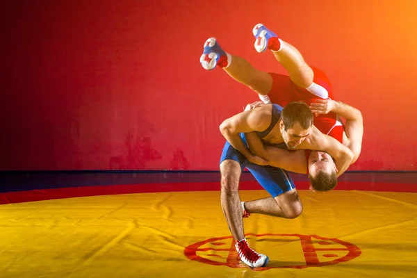 Dos Hombres Jóvenes Medias Lucha Azul Roja Están Luchando Haciendo — Foto de Stock