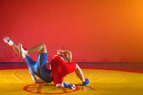 블루와 스타킹 레슬링에서 Wrestlng는 자신의 체육관에서 카펫을 레슬링 노란색에 레슬링을 — 스톡 사진