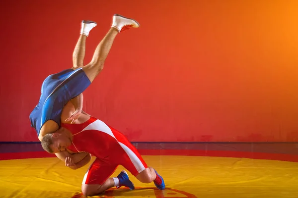 Dos Fuertes Luchadores Medias Lucha Azul Roja Haciendo Lanzamiento Cadera — Foto de Stock