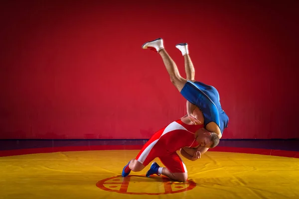 Dos Fuertes Luchadores Medias Lucha Azul Roja Haciendo Lanzamiento Cadera — Foto de Stock