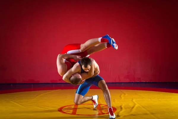 Dva Greco Římští Zápasníci Červené Modré Uniformě Wrestling Žlutém Wrestlingovém — Stock fotografie