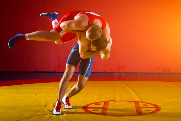 Dva Greco Římští Zápasníci Červené Modré Uniformě Wrestling Žlutém Wrestlingovém — Stock fotografie