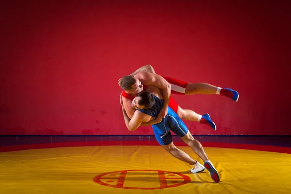 Dos Hombres Jóvenes Medias Lucha Azul Roja Están Luchando Haciendo — Foto de Stock