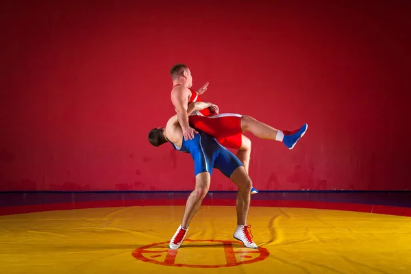 Dos Luchadores Greco Romanos Uniforme Rojo Azul Luchando Una Alfombra — Foto de Stock