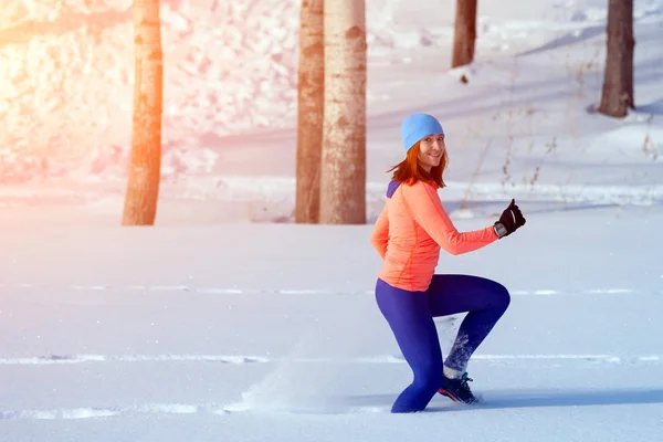 Young Woman Bright Blue Hat Orange Sweater Runnnig Snow Bright — Stock Photo, Image