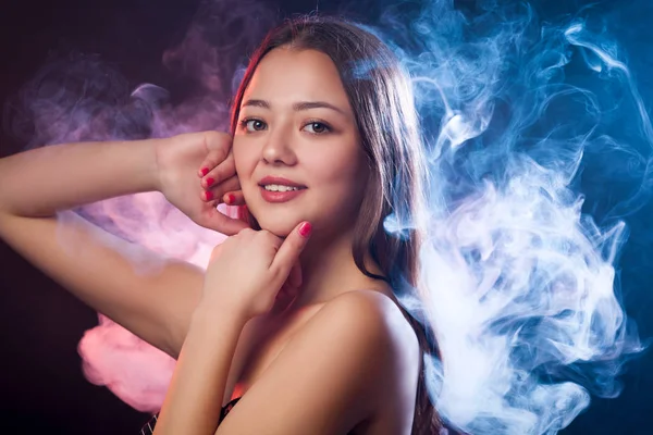 Asiatique Jeune Femme Sourire Posant Sur Fond Fumée Rouge Bleue — Photo