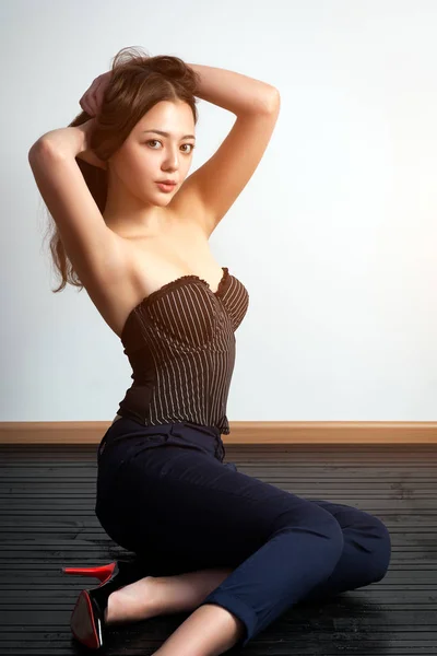 Asiatique Jeune Femme Haut Noir Classique Pantalon Noir Posant Assis — Photo