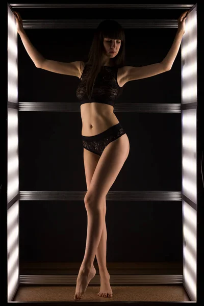 Красива Сексуальна Жінка Чорній Білизні Позує Світлій Стіні Темній Студії — стокове фото