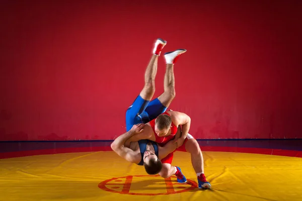 Dvě Silné Zápasníci Modré Červené Zápas Punčocháče Jsou Wrestlng Dělat — Stock fotografie