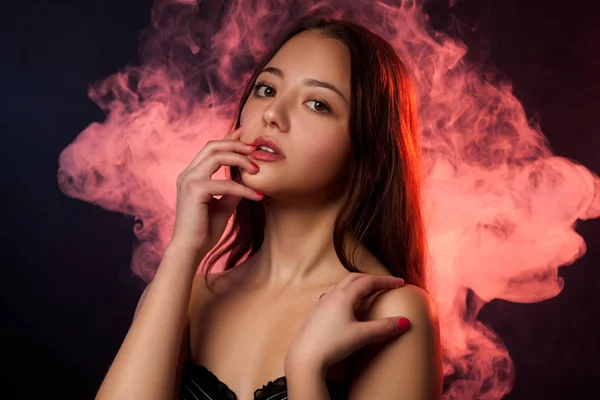 Μόδα Φωτογραφία Νεαρή Όμορφη Γυναίκα Φόντο Κόκκινο Καπνό Από Ένα — Φωτογραφία Αρχείου