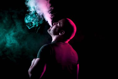 şık adam sigara içen